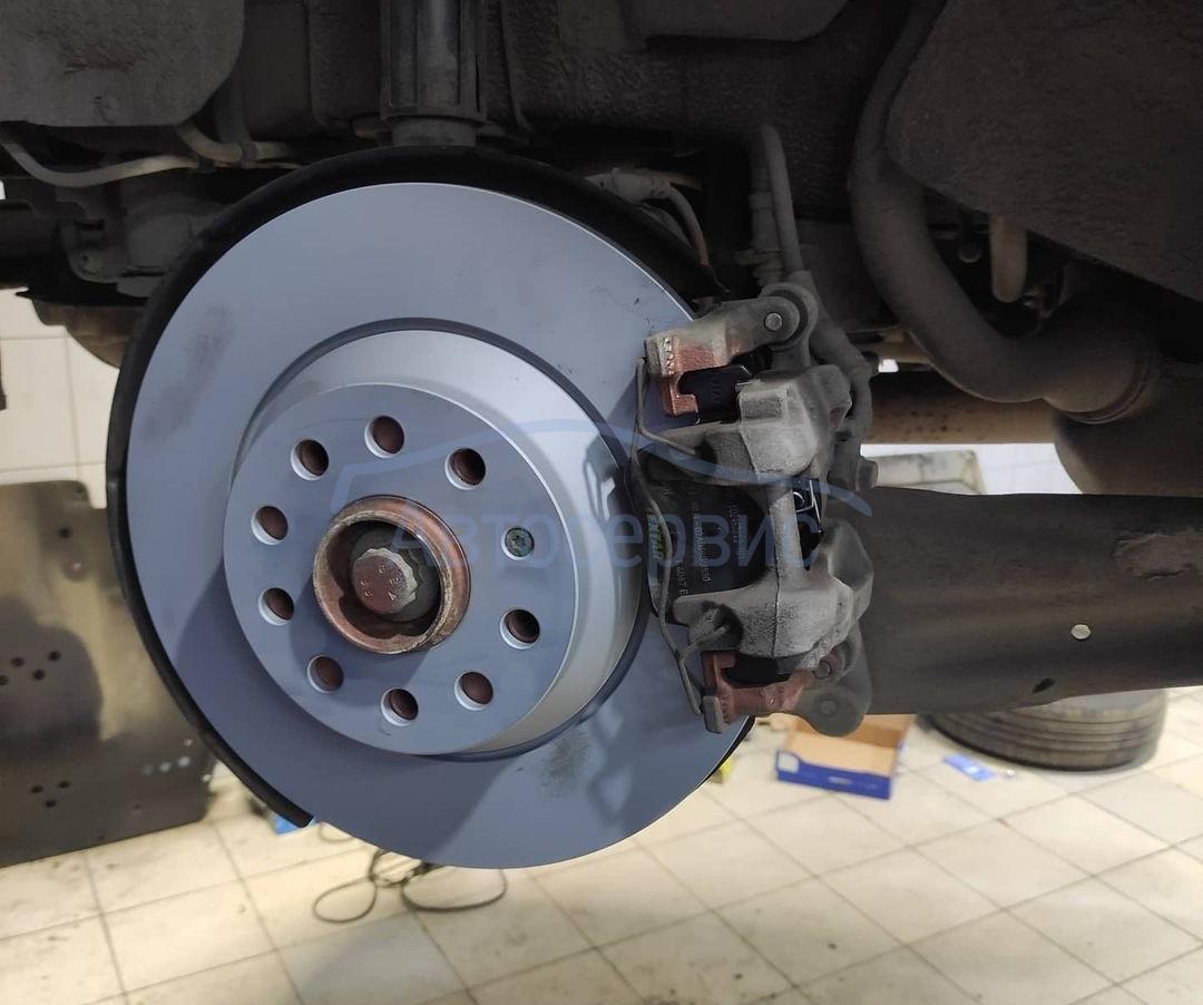 Замена задних тормозных дисков Фольксваген Тигуан в сети надежных ...